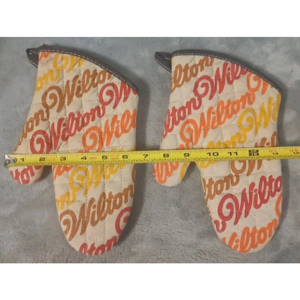 2 Vtg Wilton Oven Mitts Pot‎ Holders Hot Pads Quilted Insulated Logo Retro READ